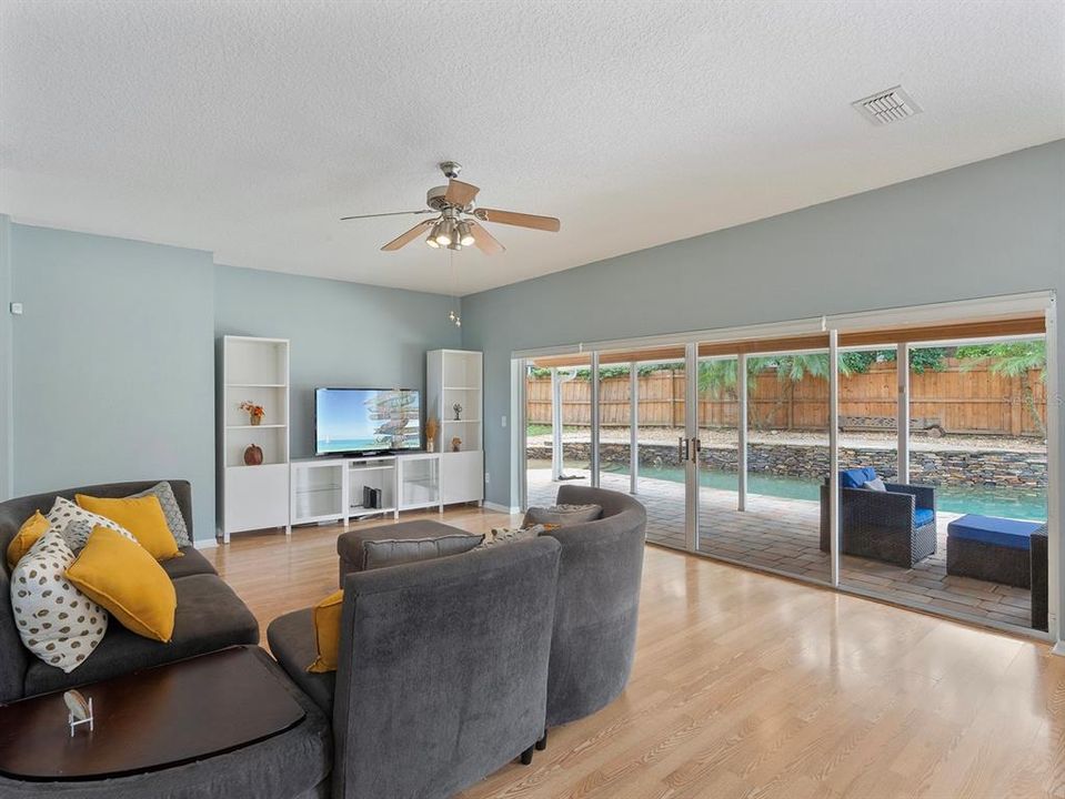 合同活跃: $675,000 (4 贝兹, 3 浴室, 3355 平方英尺)