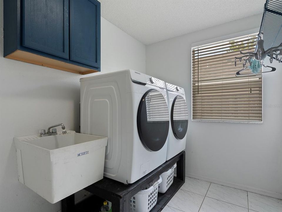 合同活跃: $675,000 (4 贝兹, 3 浴室, 3355 平方英尺)