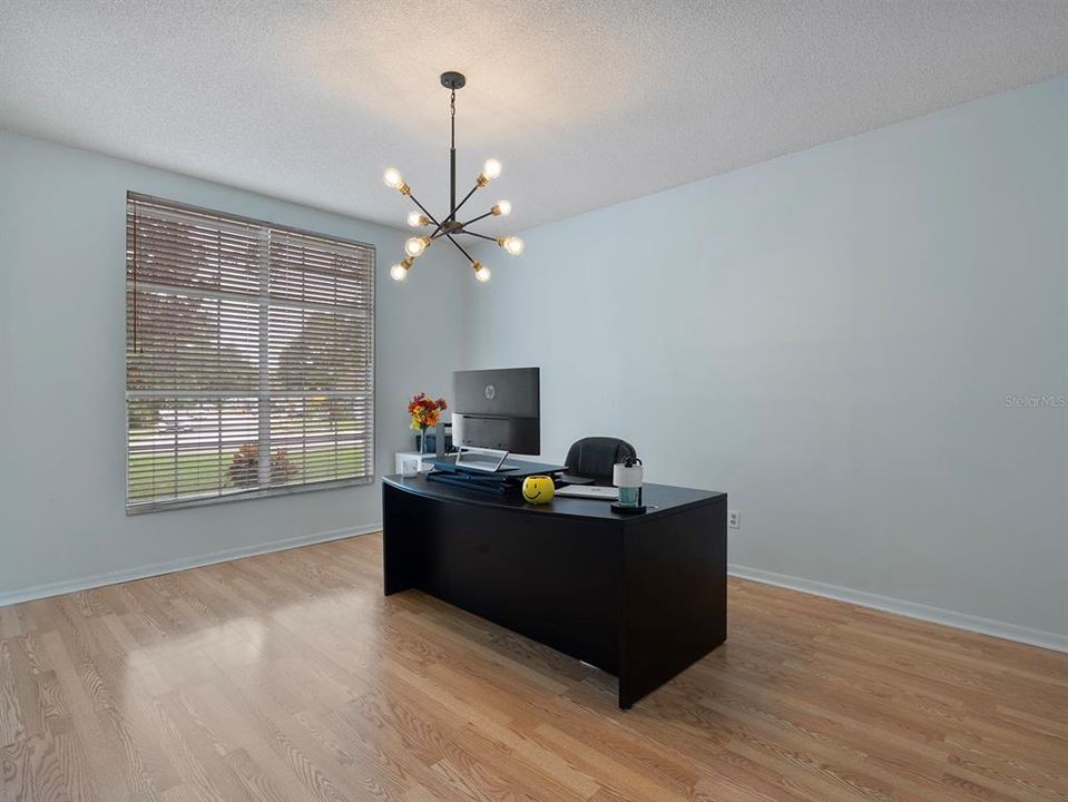 合同活跃: $675,000 (4 贝兹, 3 浴室, 3355 平方英尺)