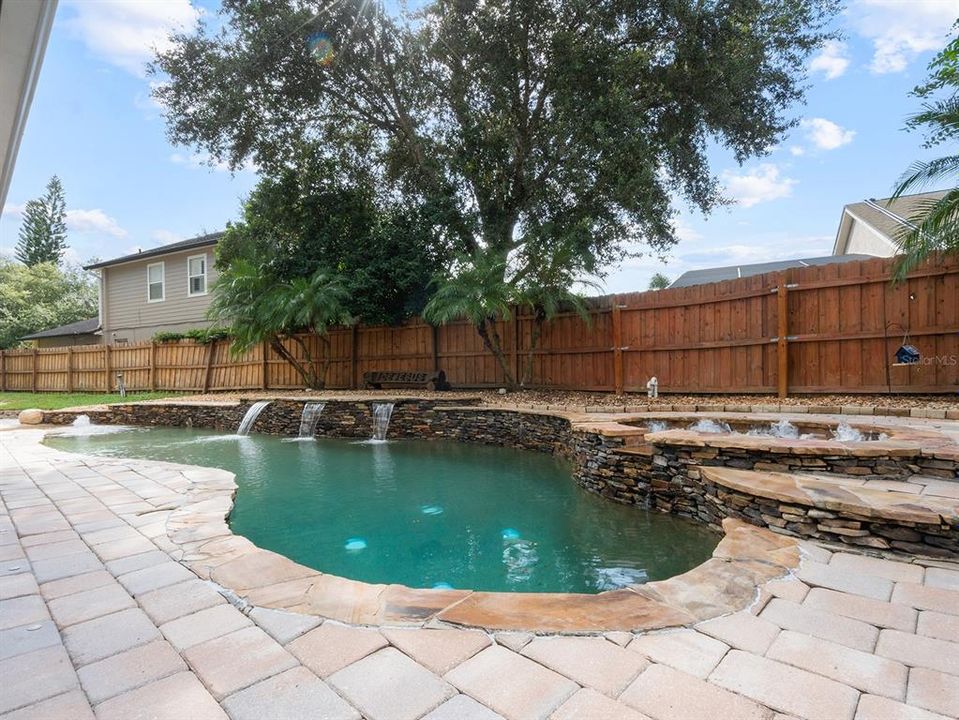 合同活跃: $675,000 (4 贝兹, 3 浴室, 3355 平方英尺)