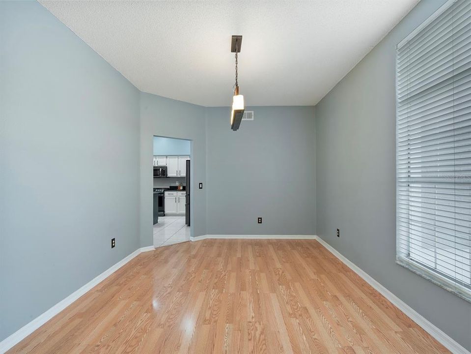 合同活跃: $675,000 (4 贝兹, 3 浴室, 3355 平方英尺)