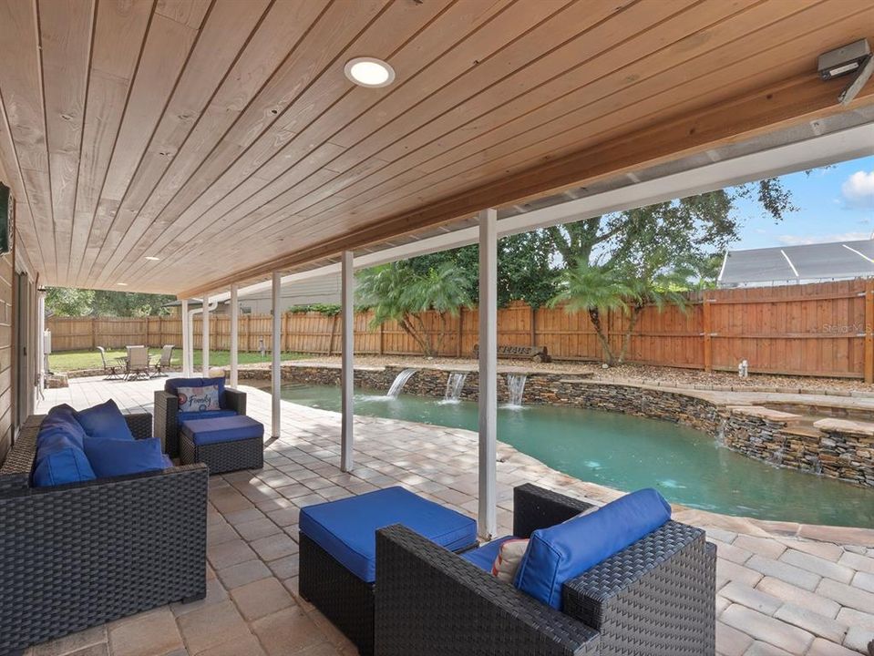 合同活跃: $675,000 (4 贝兹, 3 浴室, 3355 平方英尺)