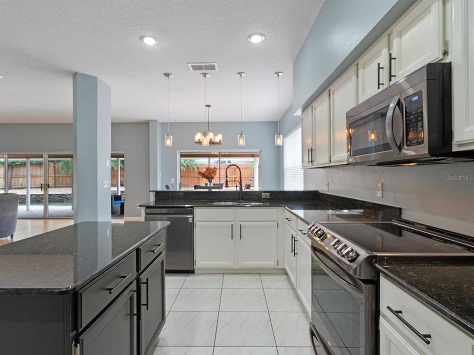 合同活跃: $675,000 (4 贝兹, 3 浴室, 3355 平方英尺)