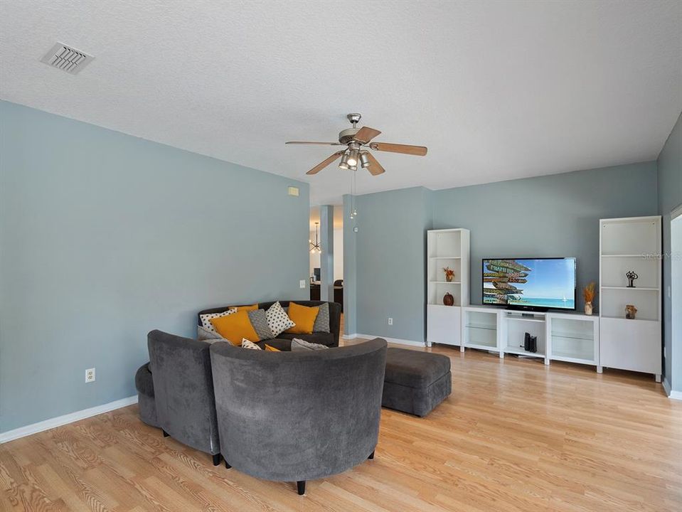 合同活跃: $675,000 (4 贝兹, 3 浴室, 3355 平方英尺)