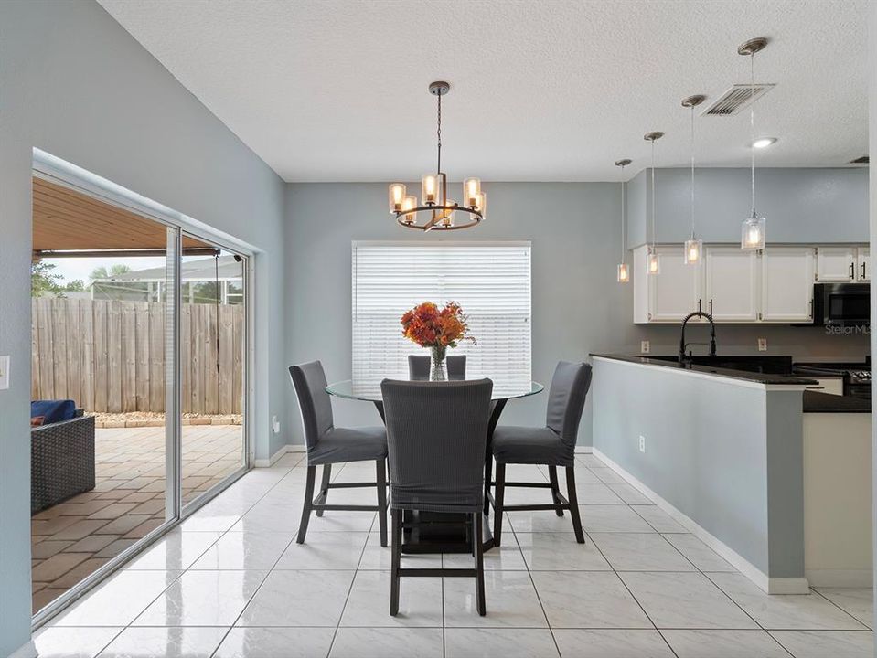 合同活跃: $675,000 (4 贝兹, 3 浴室, 3355 平方英尺)