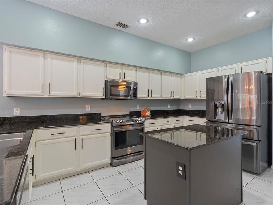 合同活跃: $675,000 (4 贝兹, 3 浴室, 3355 平方英尺)