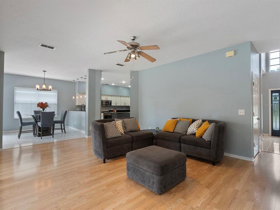 合同活跃: $675,000 (4 贝兹, 3 浴室, 3355 平方英尺)