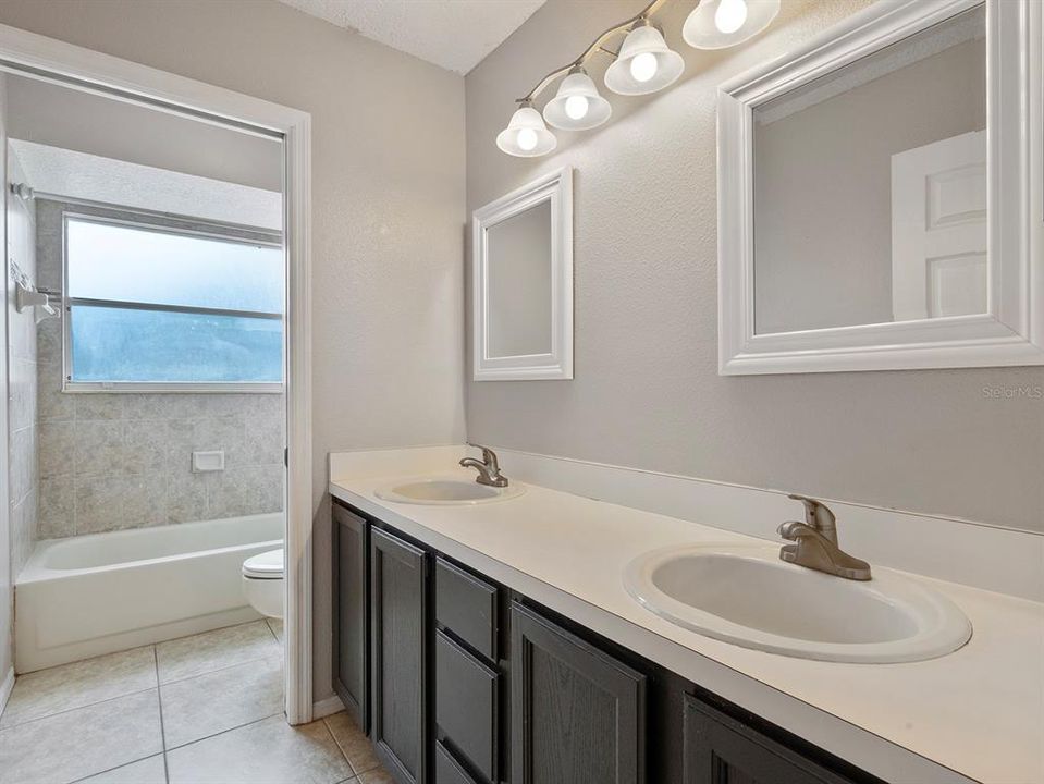 合同活跃: $675,000 (4 贝兹, 3 浴室, 3355 平方英尺)