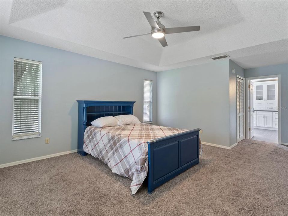 合同活跃: $675,000 (4 贝兹, 3 浴室, 3355 平方英尺)