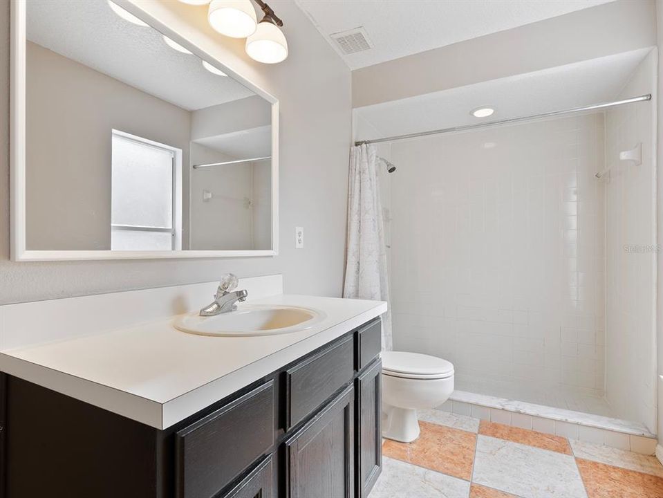 合同活跃: $675,000 (4 贝兹, 3 浴室, 3355 平方英尺)