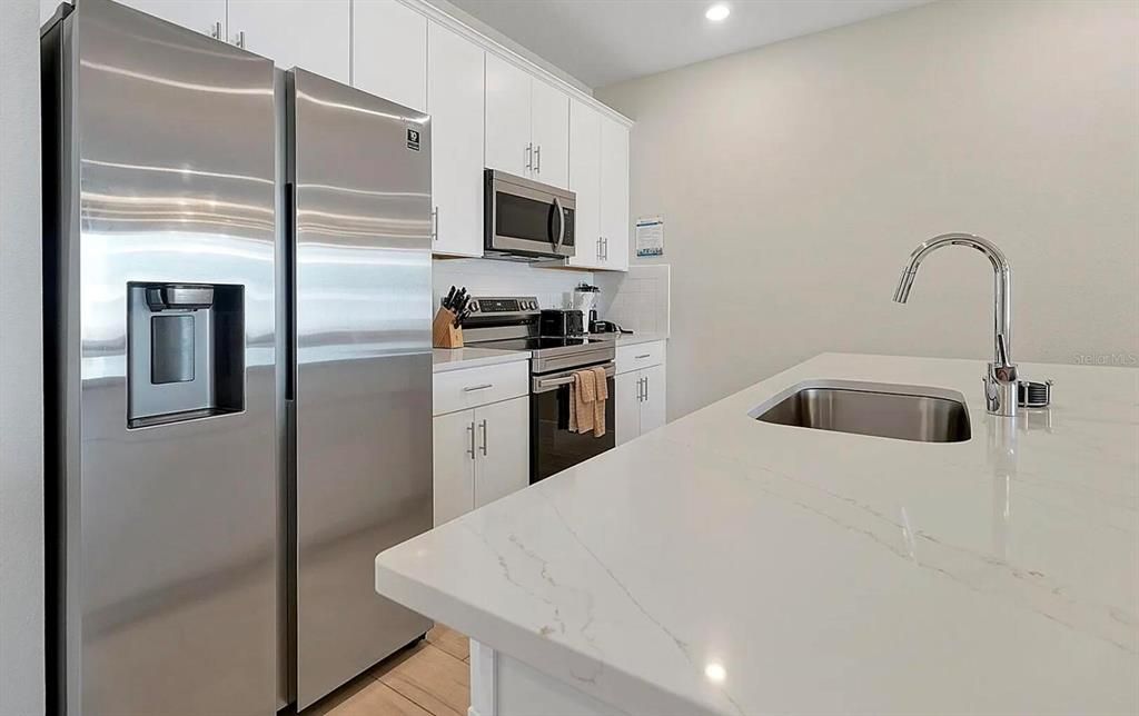 На продажу: $369,999 (3 спален, 3 ванн, 1900 Квадратных фут)