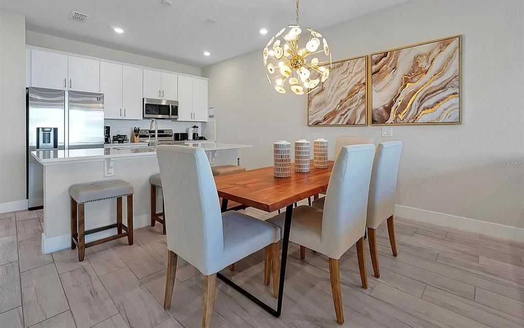 На продажу: $369,999 (3 спален, 3 ванн, 1900 Квадратных фут)