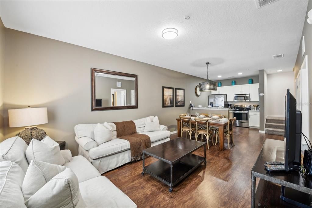 For Sale: $325,000 (3 beds, 2 baths, 1300 Square Feet)