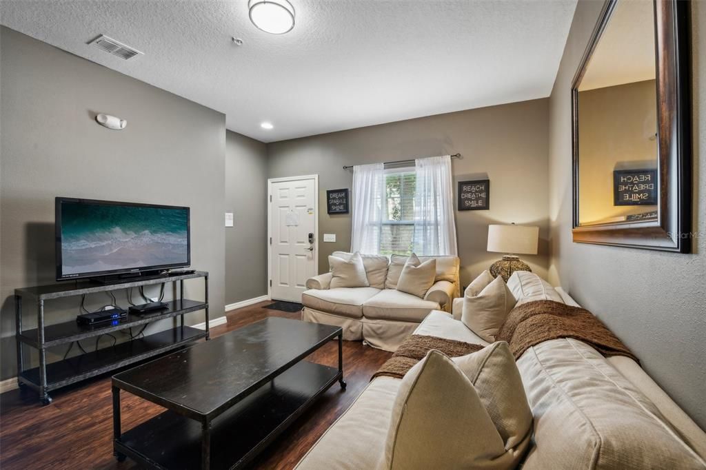 For Sale: $325,000 (3 beds, 2 baths, 1300 Square Feet)