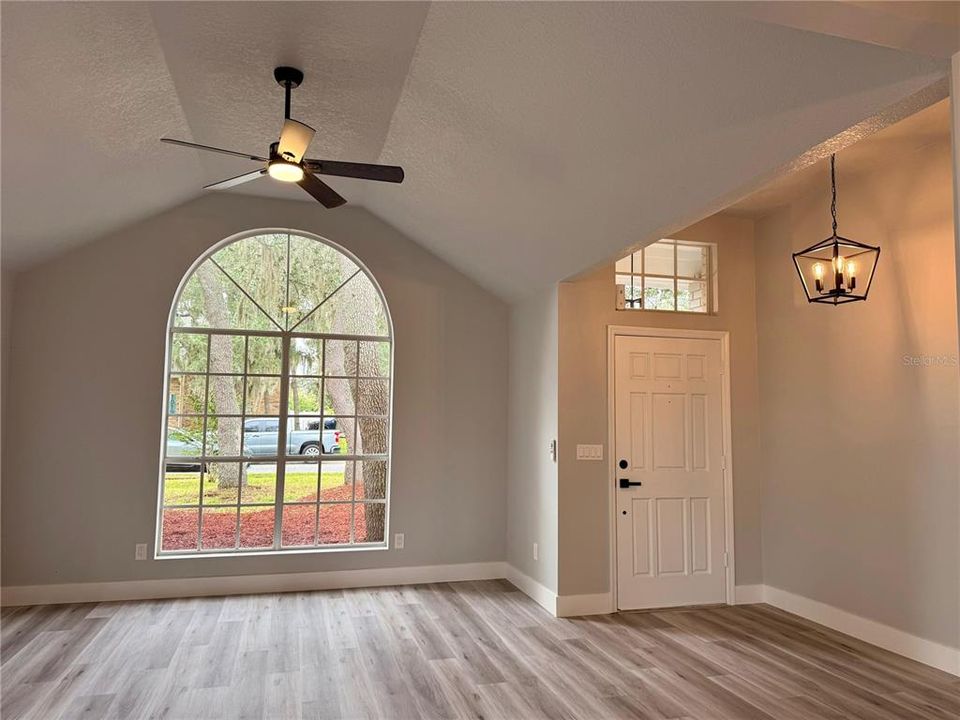 Под контрактом: $489,000 (4 спален, 2 ванн, 1798 Квадратных фут)