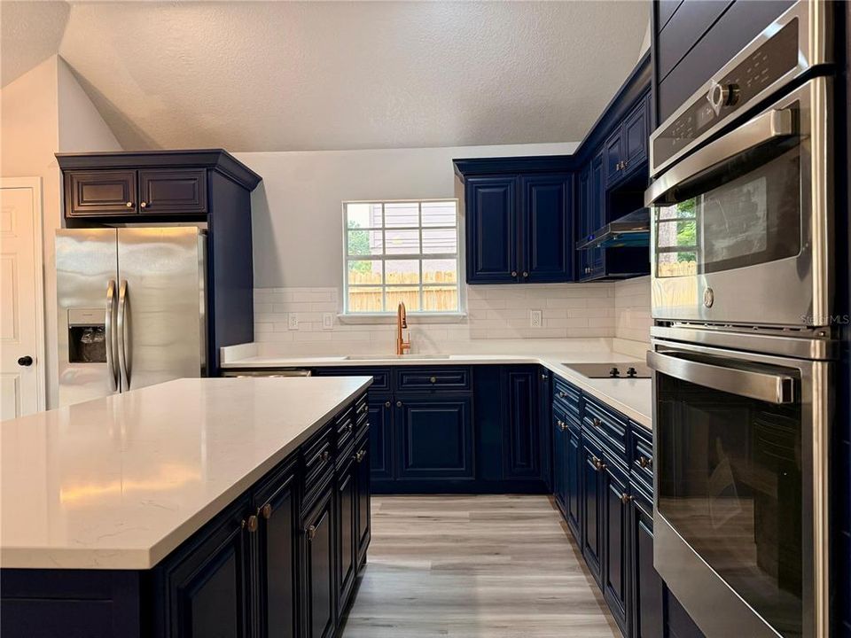 Под контрактом: $489,000 (4 спален, 2 ванн, 1798 Квадратных фут)