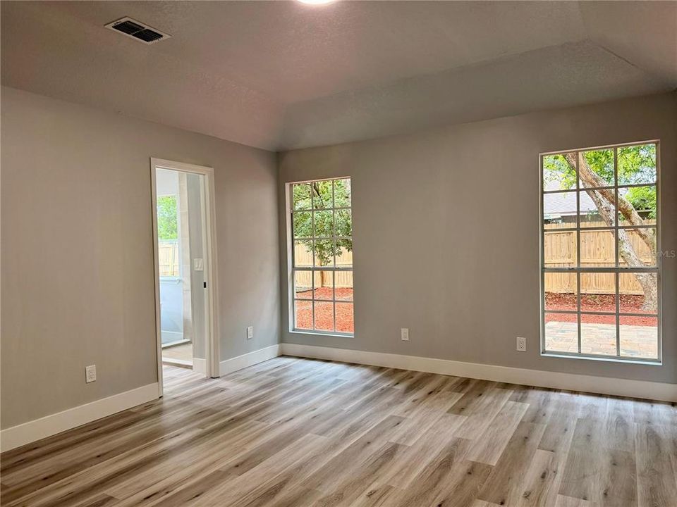 Под контрактом: $489,000 (4 спален, 2 ванн, 1798 Квадратных фут)