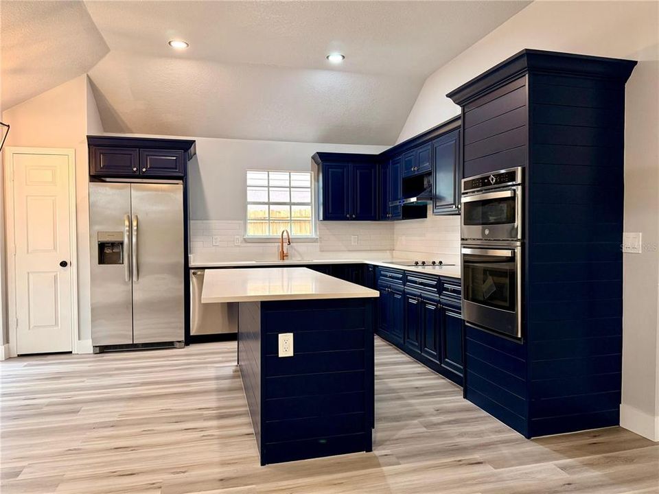 Под контрактом: $489,000 (4 спален, 2 ванн, 1798 Квадратных фут)