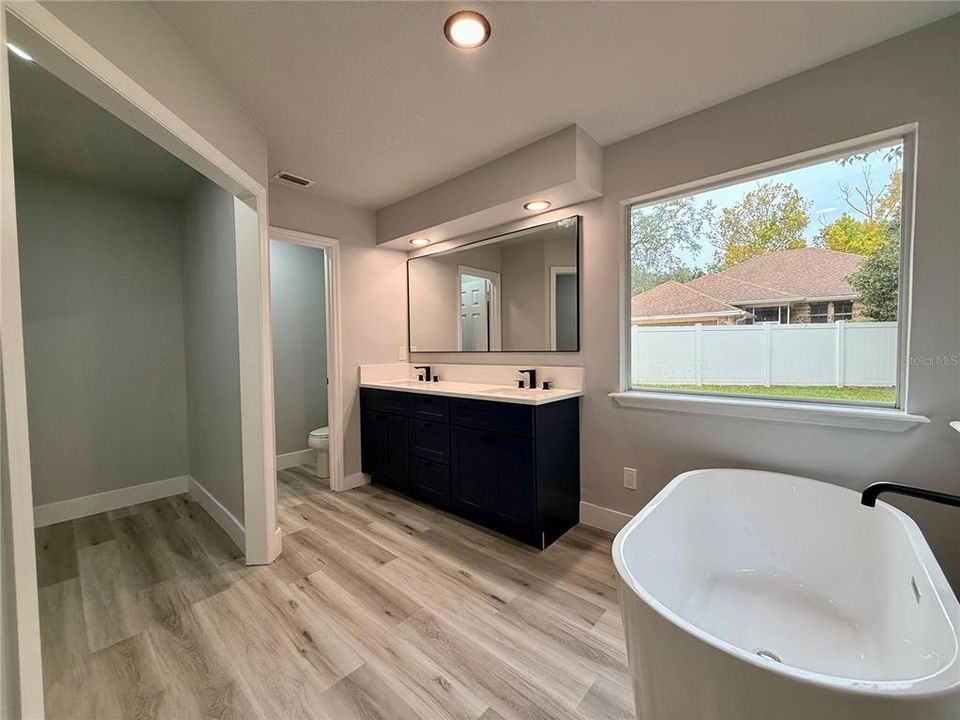 Под контрактом: $489,000 (4 спален, 2 ванн, 1798 Квадратных фут)