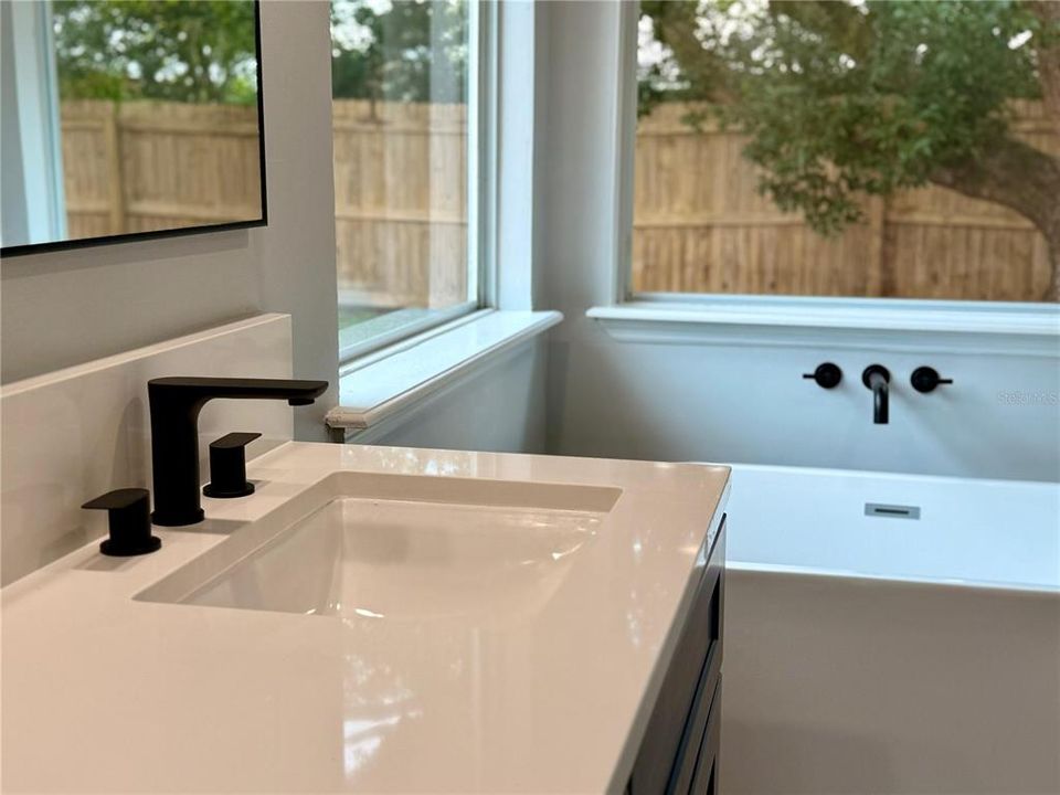 Под контрактом: $489,000 (4 спален, 2 ванн, 1798 Квадратных фут)