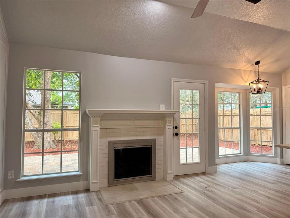 Под контрактом: $489,000 (4 спален, 2 ванн, 1798 Квадратных фут)