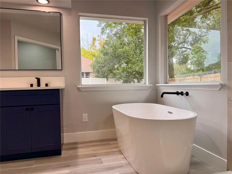 Под контрактом: $489,000 (4 спален, 2 ванн, 1798 Квадратных фут)