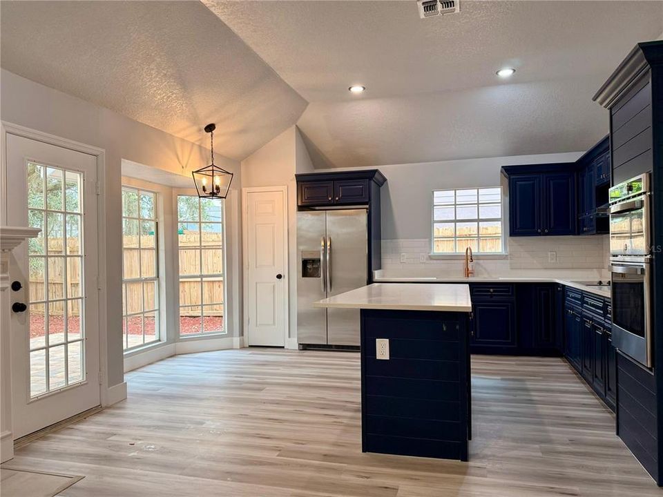 Под контрактом: $489,000 (4 спален, 2 ванн, 1798 Квадратных фут)