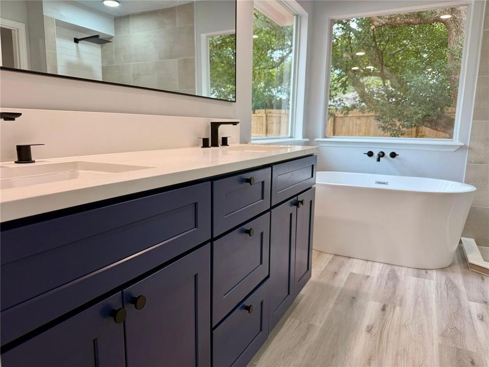 Под контрактом: $489,000 (4 спален, 2 ванн, 1798 Квадратных фут)