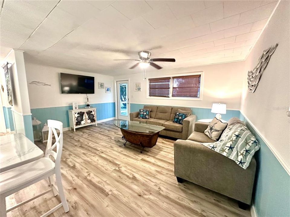 For Sale: $420,000 (2 beds, 1 baths, 1032 Square Feet)