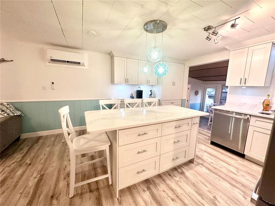 For Sale: $420,000 (2 beds, 1 baths, 1032 Square Feet)