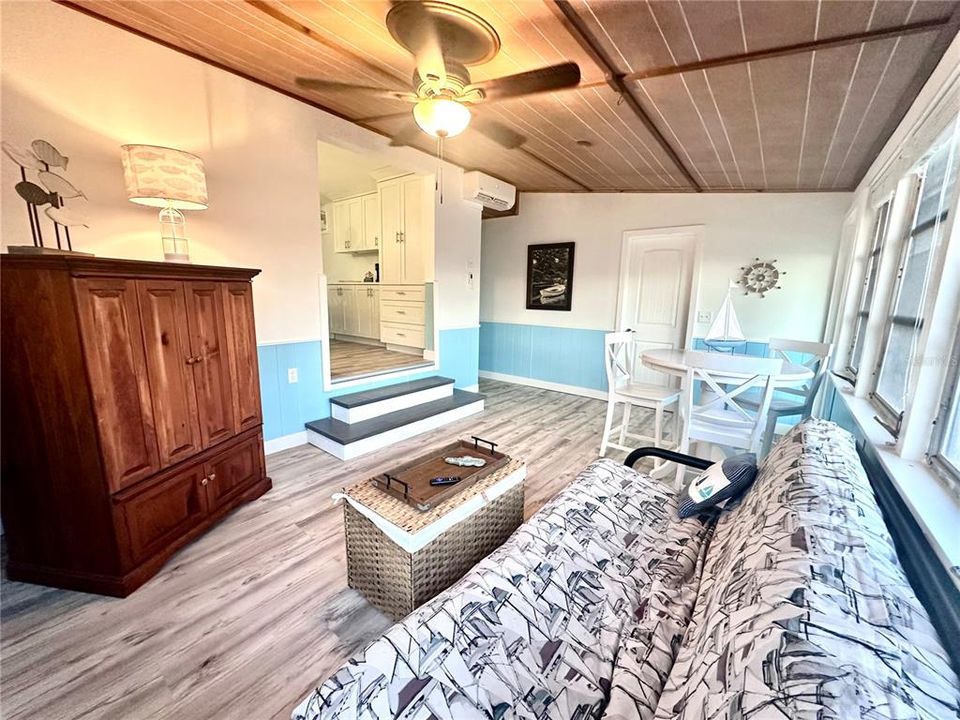 For Sale: $420,000 (2 beds, 1 baths, 1032 Square Feet)