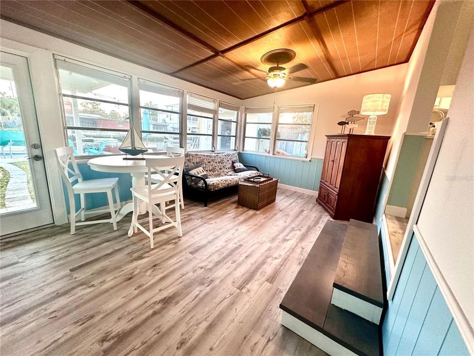 For Sale: $420,000 (2 beds, 1 baths, 1032 Square Feet)