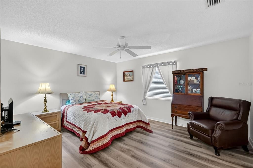 待售: $283,000 (2 贝兹, 2 浴室, 1383 平方英尺)