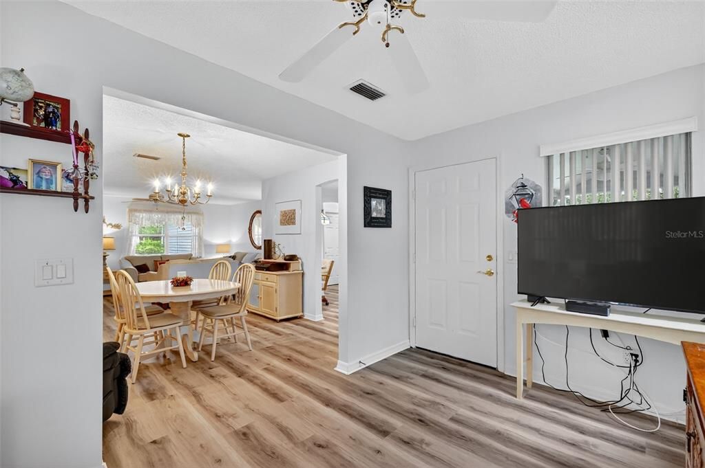 待售: $283,000 (2 贝兹, 2 浴室, 1383 平方英尺)