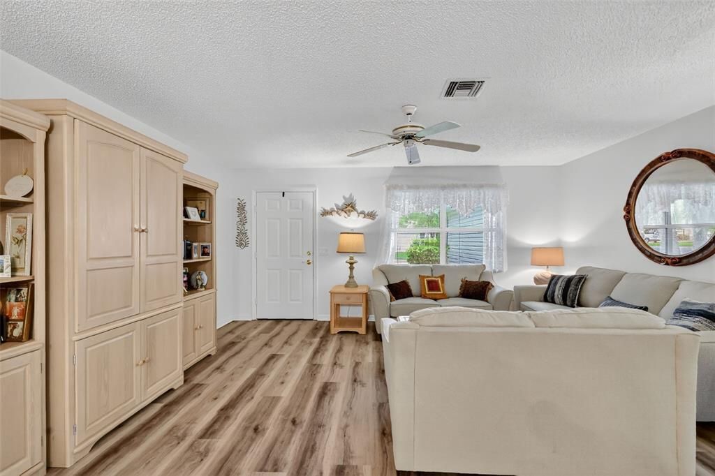 待售: $283,000 (2 贝兹, 2 浴室, 1383 平方英尺)