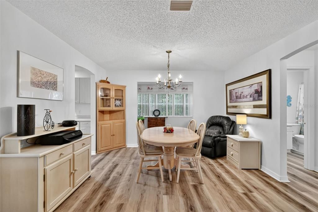 待售: $283,000 (2 贝兹, 2 浴室, 1383 平方英尺)