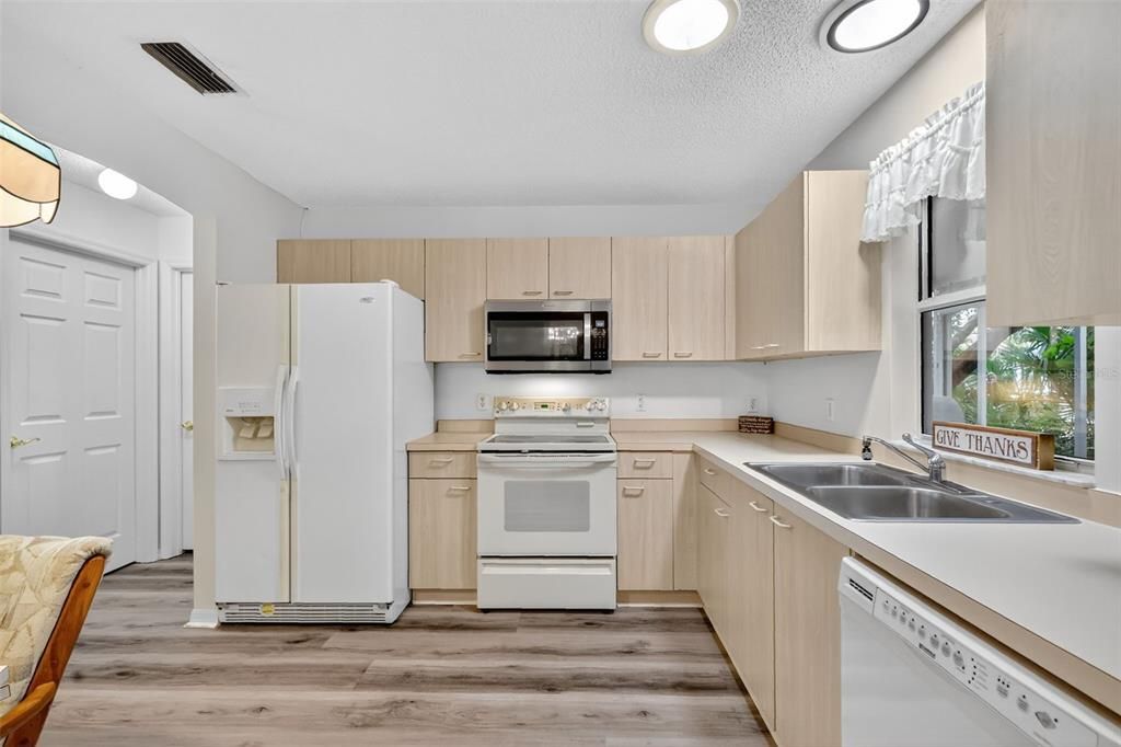 待售: $283,000 (2 贝兹, 2 浴室, 1383 平方英尺)