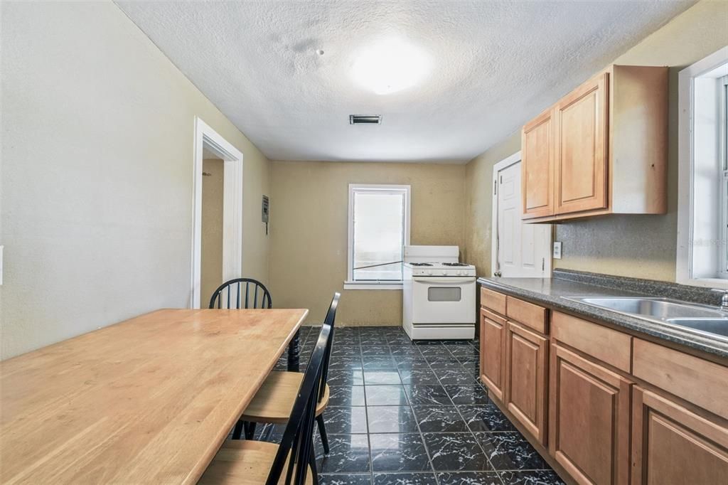 待售: $399,000 (2 贝兹, 1 浴室, 1004 平方英尺)