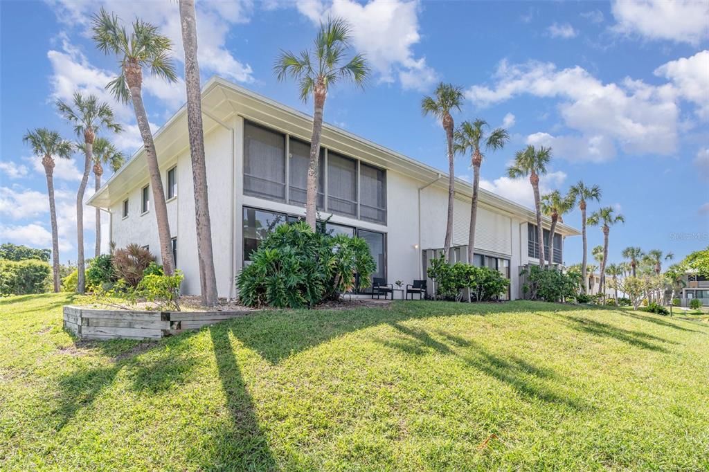 For Sale: $675,000 (2 beds, 2 baths, 1114 Square Feet)