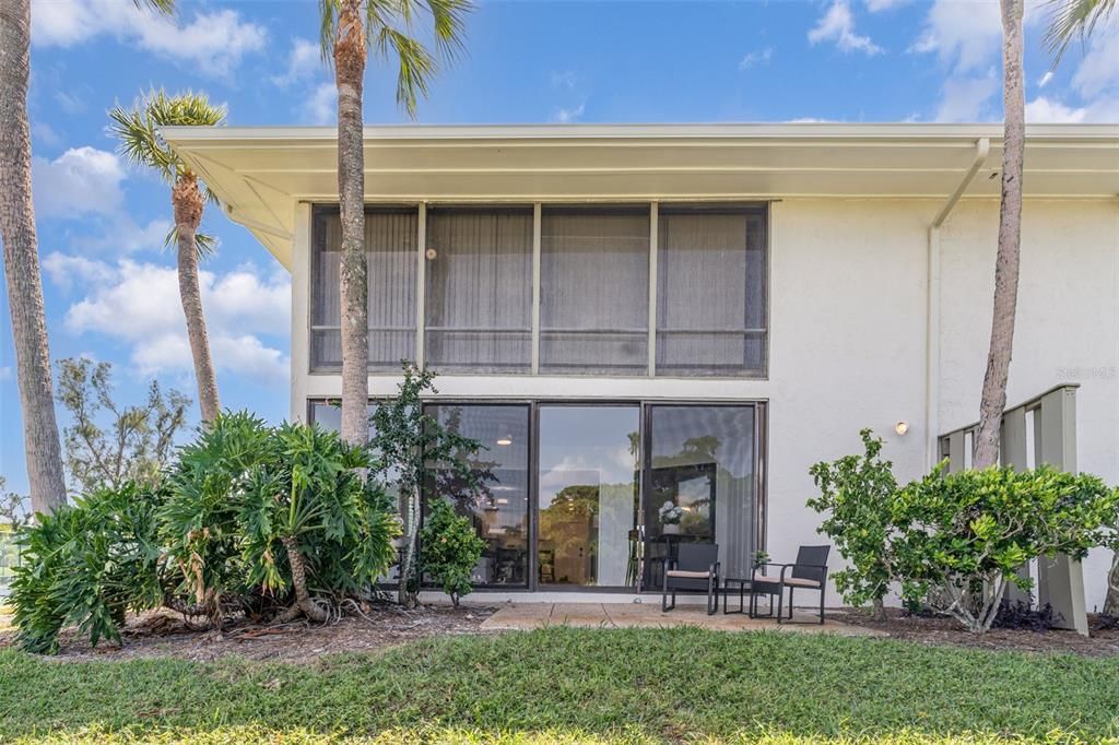 For Sale: $675,000 (2 beds, 2 baths, 1114 Square Feet)