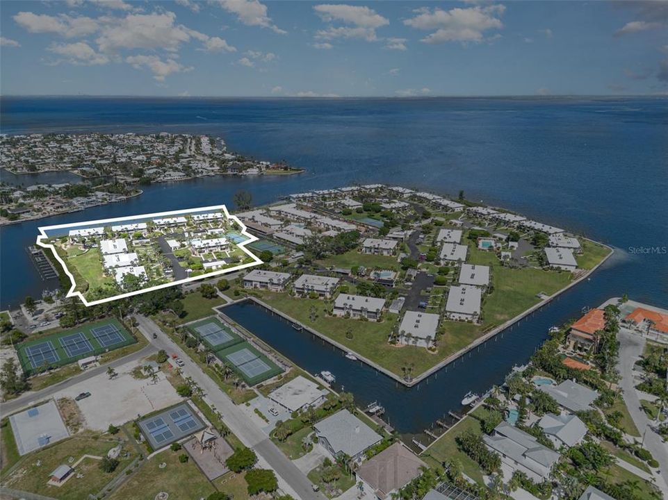 For Sale: $675,000 (2 beds, 2 baths, 1114 Square Feet)