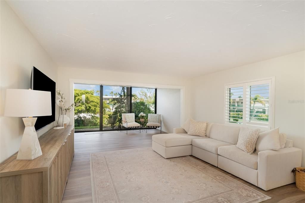 For Sale: $675,000 (2 beds, 2 baths, 1114 Square Feet)