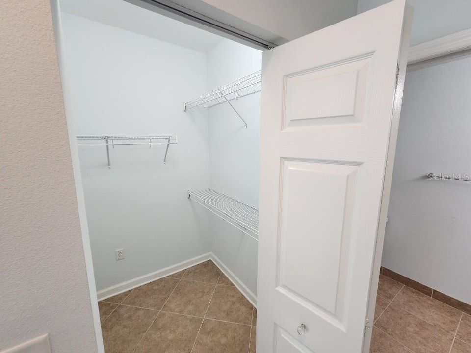 合同活跃: $326,000 (2 贝兹, 2 浴室, 961 平方英尺)