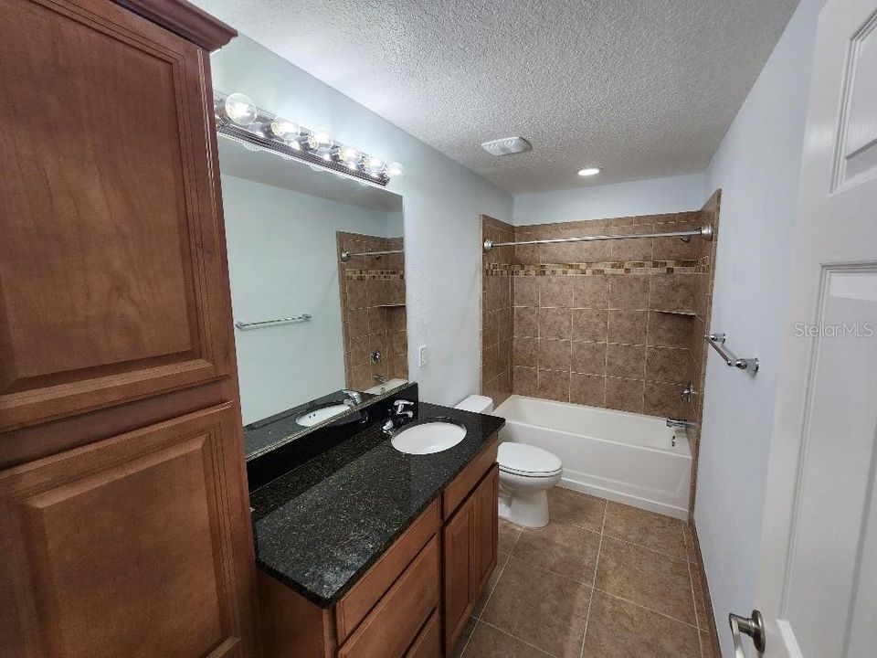 合同活跃: $326,000 (2 贝兹, 2 浴室, 961 平方英尺)