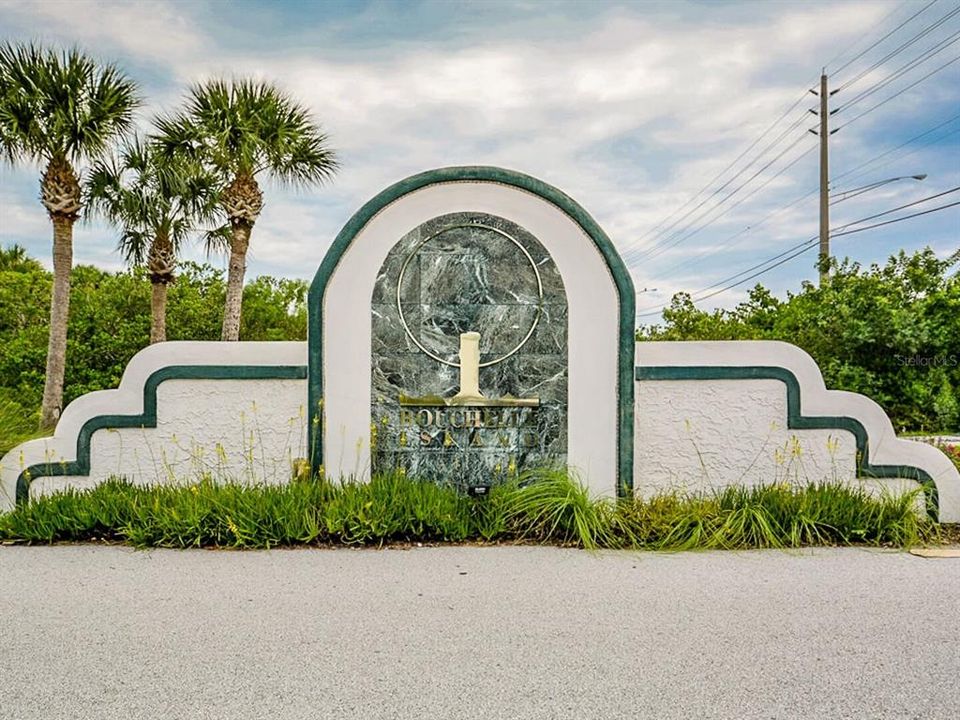 合同活跃: $326,000 (2 贝兹, 2 浴室, 961 平方英尺)