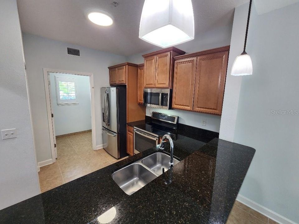 合同活跃: $326,000 (2 贝兹, 2 浴室, 961 平方英尺)