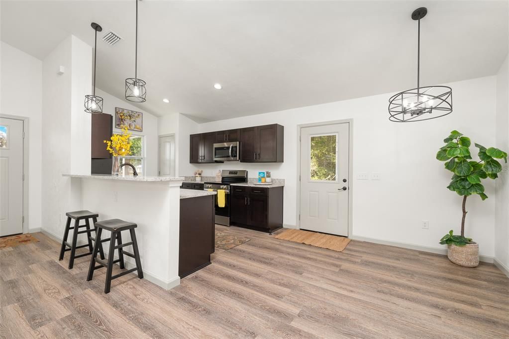 На продажу: $244,900 (3 спален, 2 ванн, 1200 Квадратных фут)