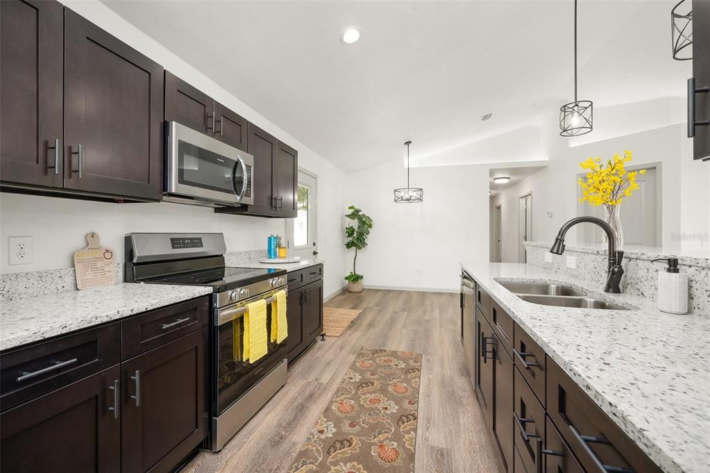 На продажу: $244,900 (3 спален, 2 ванн, 1200 Квадратных фут)