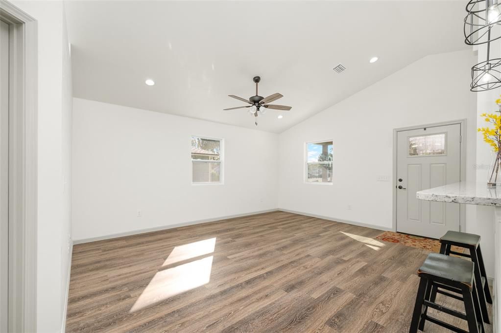 На продажу: $244,900 (3 спален, 2 ванн, 1200 Квадратных фут)