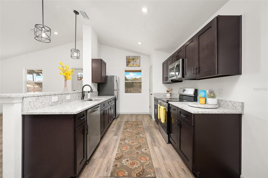 На продажу: $244,900 (3 спален, 2 ванн, 1200 Квадратных фут)